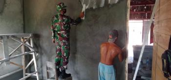 Satgas TMMD 110 Kodim Bojonegoro Plester Dinding Rumah Aladin Muriono